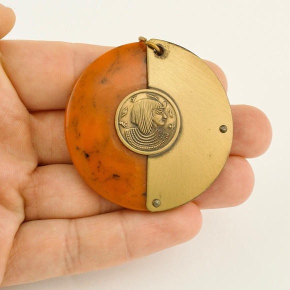 Vintage Egyptian Revival Lucite & Brass Necklace Pendant Cleopatra Egyptomania - Picture 3 of 6